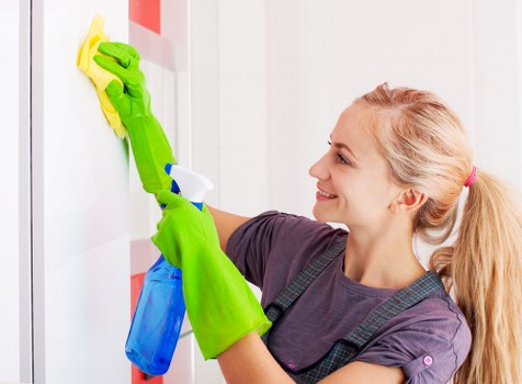 Professional oven cleaning service for a Wandsworth home kitchen